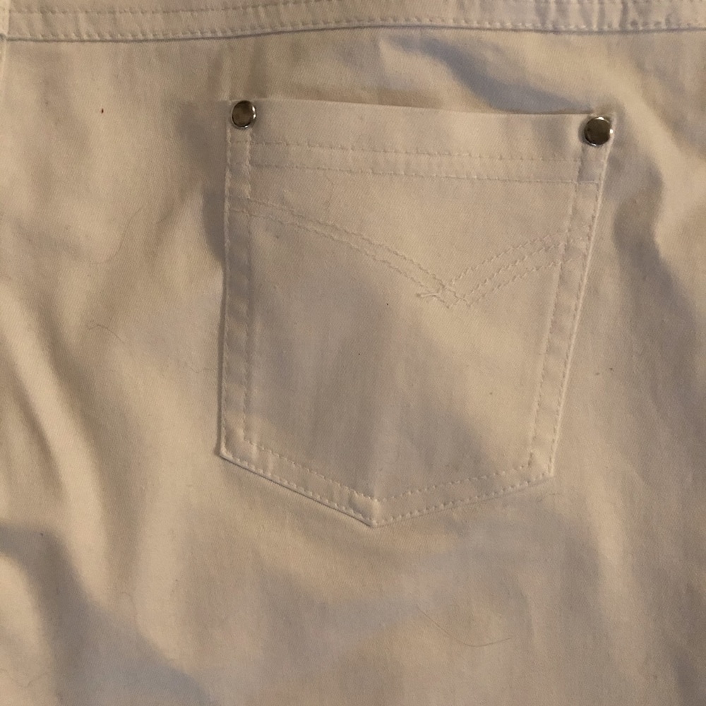 White relaxed shaped pants with fun gold stars - Picture 6 of 8